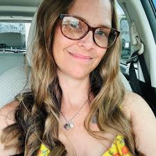 Looking for a budget-friendly day-of coordinator, maybe someone newer who's  building their portfolio. Just need help keeping things running smoothly  the day of. Drop your info or recs! Jacksonvile, FL May 2026