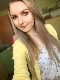 Who is an independent baker specializing in croissants in Las Vegas?