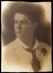 Uma ampulheta se esconde nas fotografias de Carlos Stenders. São grãos de  areia que escorregam lentamente, fragmentos de te