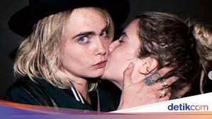 Cara jocelyn delevingne was born in london, england, to pandora anne (stevens) and charles hamar delevingne, a property developer. Pacar Wanitanya Pamer Foto Tanpa Busana Cara Delevingne Bangga