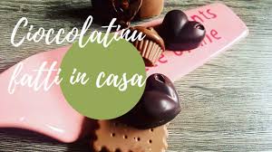 Il metodo migliore per lavorare il cioccolato è sicuramente temperarlo, in modo che sia stabile, ma non tutti abbiamo il termometro o una lastra di marmo su cui spatolare una deliziosa colata di cioccolato fondente. Cioccolatini Fatti In Casa Youtube