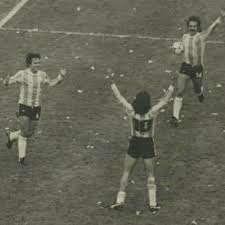 Kempes also had the ideal partner up front in leopoldo luque, river plate's muscular centre forward. Daniel Bertoni Mario Kempes Y Leopoldo Luque Concert