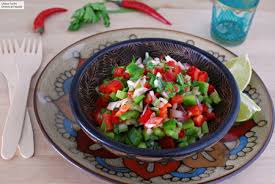Cuando piensas en ensaladas, no pienses solo en lechuga, tomate y pepino. Las 33 Ideas De Comidas De Verano Para Llevar Al Trabajo Con Las Que Comer Sano Tambien En La Oficina