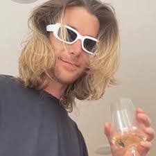 Amber Mellor's Instagram, Twitter & Facebook