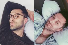 Filip Bobek świetnie się ubiera. Nic dziwnego, że mieszkanie też urządził  stylowo. Dzieli je z... pięknym rudzielcem - Plotek