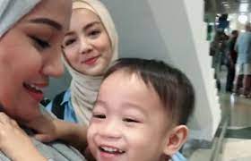 Comelnya yana samsudin selamat melahirkan bayi perempuan anak kedua tahniah. Netizen Geli Hati Anak Yana Samsudin Sangka Mira Filzah Ibunya Iluminasi