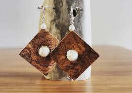 L Ulivo Che Canta On Instagram Orecchini In Legno Radica Di Ulivo Perle Di Fiume E Argento Olive Wood Carve Wood Jewelery Wood Jewellery Wooden Earrings