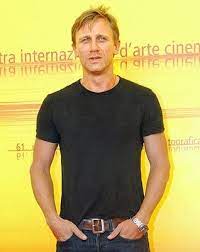 One of the british theatre's most famous faces, daniel craig, who waited tables as a struggling teenage actor with the national youth theatre, has gone on to star as james bond in casino royale (2006), quantum of solace (2008), skyfall (2012), spectre (2015), and no time to die (2021). I Pinimg Com Originals F4 15 8e F4158e71714e1a0
