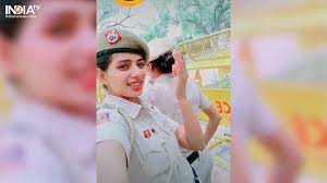 Head constable balwan singh & sho inspector mukesh kumar of mangolpuri ps averted possible mishap when they informed railway police officials of breakage in railway track near mangolpuri industrial area phase 2 & hung a. Two Woman Officials From Delhi Police Turn Haryanvi Romeo For Tiktok Video Watch India News India Tv