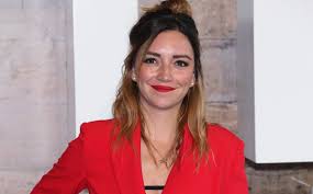 A través de sus redes sociales, regina blandón compartió fotografías donde se le ve a lado, del también actor, martín altomaro. Regina Blandon Muestra Su Figura En Body Escotado A Sus 30 Anos