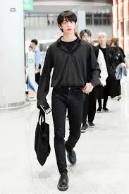 Hyun.e's holiday with 까미 2. Stray Kids Hyunjin Shook Everyone By The Massive Size Of His Hand Kissasian