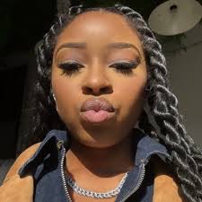 Deanna Henry (@simply___dee)