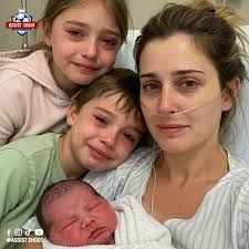 Bugün 3. çocuğum doğdu. Ne altına ihtiyacımız var ne de hediyeye önemli  olan güzel sözleriniz 🥹