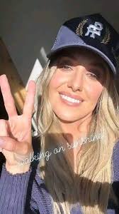 Lainey Wilson private chat page