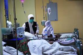 Alam pertama adalah ada di dalam rahim ibu, saat manusia ditiupkan ruh pertama kali. Kondisi Orang Beriman Dan Tak Beriman Saat Sakaratul Maut Islami Dot Co