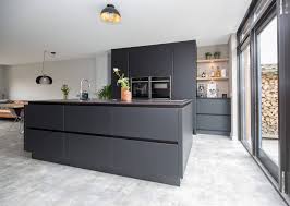 fenix keuken met zwarte fronten keramiek keukenblad kookeiland koffiehoek en neff apparatuur keuken ontwerp keuken idee keuken ontwerpen