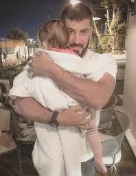 كيف رد الممثل قصي خولي على اتهامات زوجته التونسية؟. ØµØ¯ÙŠÙ‚ Ù‚ØµÙŠ Ø®ÙˆÙ„ÙŠ ÙŠØ­Ù…Ù„ Ø§Ø¨Ù†Ù‡ ÙˆÙ‡Ø°Ø§ Ù…Ø§ Ù‚Ø§Ù„Ù‡ Ù…Ø¬Ù„Ø© Ø³ÙŠØ¯ØªÙŠ