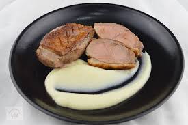 O friptura la cuptor delicioasa cu o carne gustoasa este urmatoarea reteta cu piept de rata si anume piept de rata la cuptor cu cartofi prajiti si gogosari in otet. Piept De Rata La Tigaie Cu Piure De Telina Caietul Cu Retete