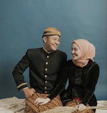 Inspirasi foto prewedding indoor casual formal gaya foto prewedding masa kini. Contoh Gaya Foto Prewedding Muslim Gaya Selfie Kekinian