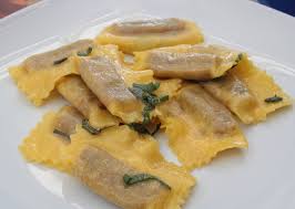 Non conosciamo né l'inventore né il momento storico in cui sono stati creati i tortelli di zucca. Mantua Tortelli Di Zucca Lombardei Italien Gerichte Rezepte Mantua Vorspeisen Mantua Pasta Rezepte Mantua Brotsorten Mantua