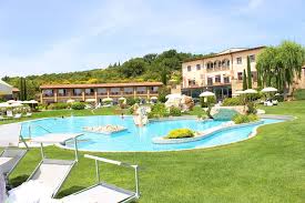 Circondato dal verde delle morbide colline di san quirico d'orcia, sorge l'hotel adler terme, uno tra i più esclusivi e innovativi spa resort d'italia, dove natura e architettura si fondono dando vita a un'atmosfera unica. Hotel Adler Thermae Bagno Vignoni