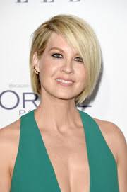 One side is styled over her ear. Jenna Elfman Short Hairstyles Jenna Elfman Hair Stylebistro