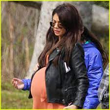 Sarah Hyland Sports Huge Baby Bump On Modern Family Set Ariel Winter Ed O Neill Eric Stonestreet Jesse Tyler Ferguson Sarah Hyland Sofia Vergara Just Jared