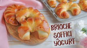 Con la pellicola coprite i cornetti allo yogurt senza tirare e metteteli a lievitare una seconda volta per circa un'ora o poco più fino al raddoppio. Brioche Sofficissime Allo Yogurt Di Benedetta Ricetta Facile Delle Brioches Fatte In Casa Youtube