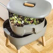 Composter En Appartement Soyons Honnetes On S Attend A Ce Que Ce Soit Moche Encombrant Et Que Ca Ne Sente Pas Tres Appartement Lombricomposteur Composteur