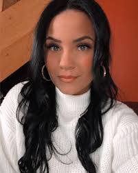 Roxanne Ouellette's Instagram, Twitter & Facebook