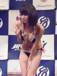 オートレースのイベントに登場した菜乃花さんがエロ衣装で盛大に爆乳谷間とハミ尻を披露ｗｗｗｗｗ（画像あり）