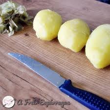 Puedes cocinar croquetas de papa con papas crudas o cocidas, y te mostraremos cómo hacerlo a continuación si tienes papas cocidas que sobraron de una comida anterior, puedes utilizarlas para hacer las croquetas de papa. Como Cocer Patatas Con Piel A Freir Esparragos