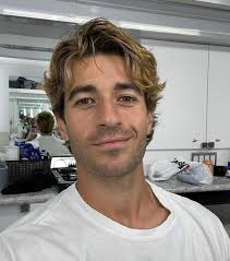 I could never hate Craig he was such a deeply flawed character that made so  many mistakes, but he went through so much at a young age and the only  guidance he