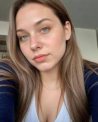 Erin Whitford's Instagram, Twitter & Facebook