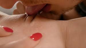 Vagina afeitada realmente mojada por lamer el coño sensual - primer plano  amateur