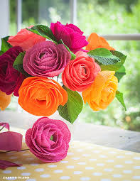 Cut a 70mm square of card, score all sides at 10mm and glue the tabs inside the bottom edges of the vase. Crepe Paper Ranunculus
