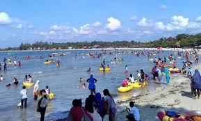 Berbicara mengenai pantai di jepara memang mau tak mau berbicara tentang karimun jawa. 10 Spot Foto Di Pantai Bandengan Jepara Jam Buka Tutup Harga Tiket Masuk Lokasi Alamat Penginapan Hotel Villa Keindahan Di Sekitar Area Jejakpiknik Com