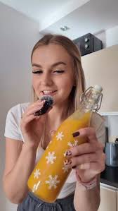 Warto zrobić na okres jesienny ! , Użyłam : , 4 cytryn , 2 pomarańczy , 3  średnich korzeni kurkumy , 1 dużego korzenia imbiru , 2 łyżek miodu , 1  łyżeczki pieprzu , Woda na oko , Miksujemy. Odsączamy ...