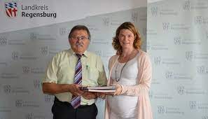 Jun 28, 2021 · die koalition im rathaus will möglichst schnell planungssicherheit, wie sie kindern und jugendlichen helfen kann, die von der pandemie stark getroffen wurden. Regensburger Landratin Tanja Schweiger Zum Zweiten Mal Mama