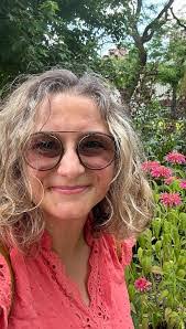 Les Holt's Instagram, Twitter & Facebook