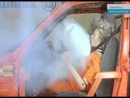 Zwar existierte die idee für ein solches luftpolster oder aufprallkissen bereits seit anfang der fünfzigerjahre, doch für seine realisierung gab es keine technischen lösungen. Airbag Und Sitzhaltung Youtube