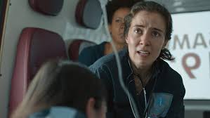 Durante o desfile na sapucaí, cora (marjorie estiano) leva um tiro para salvar josé alfredo (alexandre nero). Sob Pressao Amplia A Complexidade De Carolina Boa Informacao