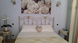 Ecco allora che si apre un'ampia gamma di scelte per quanto riguarda i colori, e oggi noi vogliamo darvi qualche. Camera Da Letto In Stile Shabby Curata Nei Minimi Dettagli Foto Di La Cicala Stonata Dolceacqua Tripadvisor