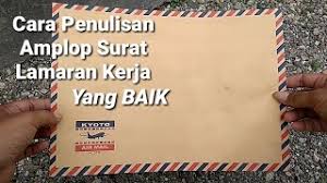 Surat lamaran merupakan surat permohonan yang dibuat oleh para pelamar pekerjaan atau pencari kerja, kemudian dikirimkan terhadap suatu badan usaha maupun instansi untuk mendapat pekerjaan maupun jabatan berdasarkan lowongan pekerjaan ditawarkan. Cara Penulisan Amplop Surat Lamaran Kerja Yang Baik Benar Youtube