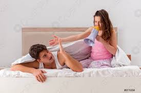 Sie sollte mir nichts vorspielen und ruhig auch mal sagen, was sie jetzt will. Familienkonflikt Mit Frau Mann Im Bett Foto Vorratig Crushpixel