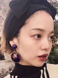 ヘアバンドを使ったヘアスタイルがかわいい 長さ別スタイル集 キナリノ ボブ ヘアバンド ショート ヘアバンド レトロメイク