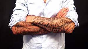 Machine à tatouer et lampe. Le Tatouage Au Travail Est Ce Encore Un Probleme Ou Est Ce Meme Devenu Un Atout Lci