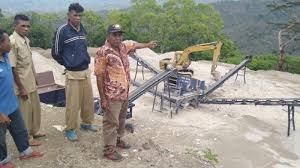 Mesin pemecah batu jadi pasir. Bumdes Aneotob Kelola Mesin Pemecah Batu Pos Kupang