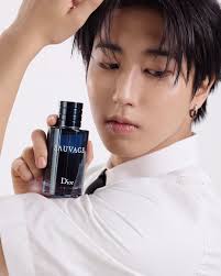 HAN SE CONVIERTE EN EL ROSTRO DE LA CAMPAÑA de DIOR SAUVAGE Nos complace  informar que Han, ha sido oficialmente presentado como el rostro de la  campaña de verano para el perfume