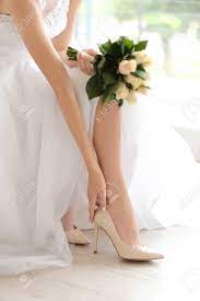 Daher sollten sie sich rechtzeitig um die dokumente für das standesamt kümmern. Braut In Einem Schonen Hochzeitskleid Mit Blumenstrauss Die Auf Schuhe Anziehen Lizenzfreie Fotos Bilder Und Stock Fotografie Image 96096479
